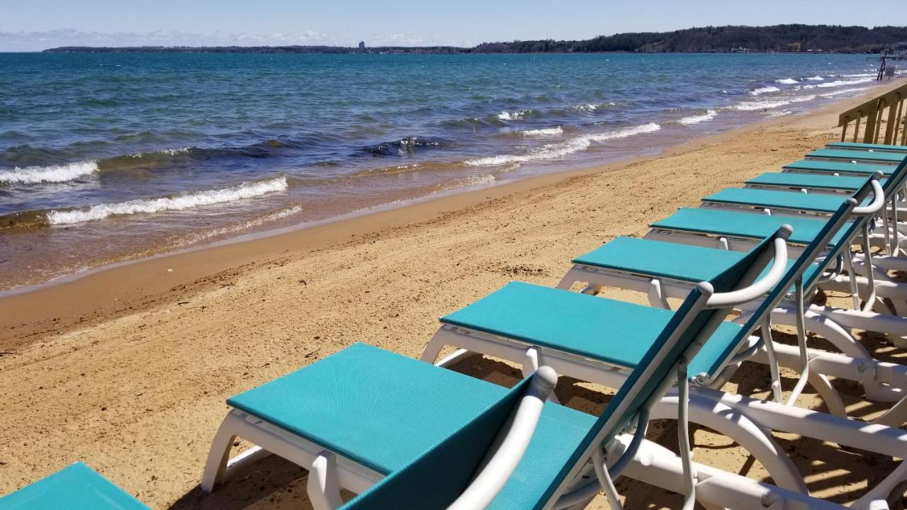 Brio Beach Inn Traverse City Extérieur photo