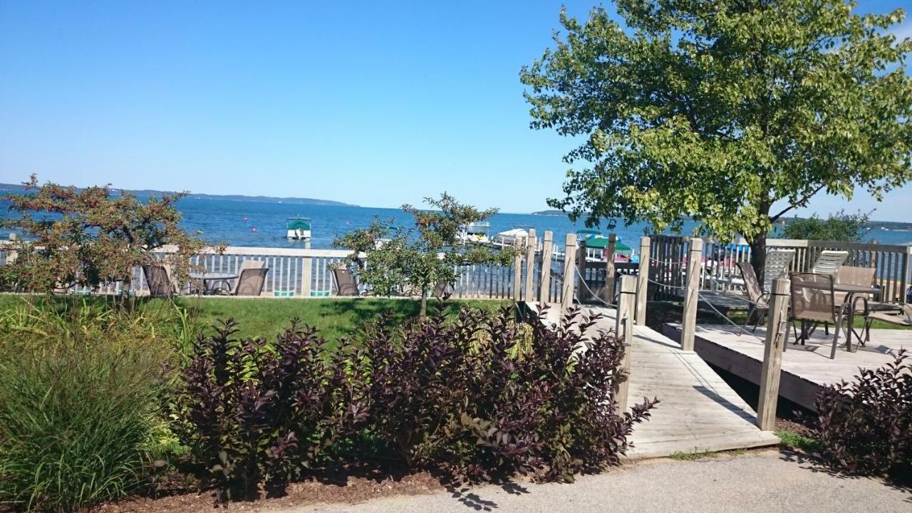 Brio Beach Inn Traverse City Extérieur photo
