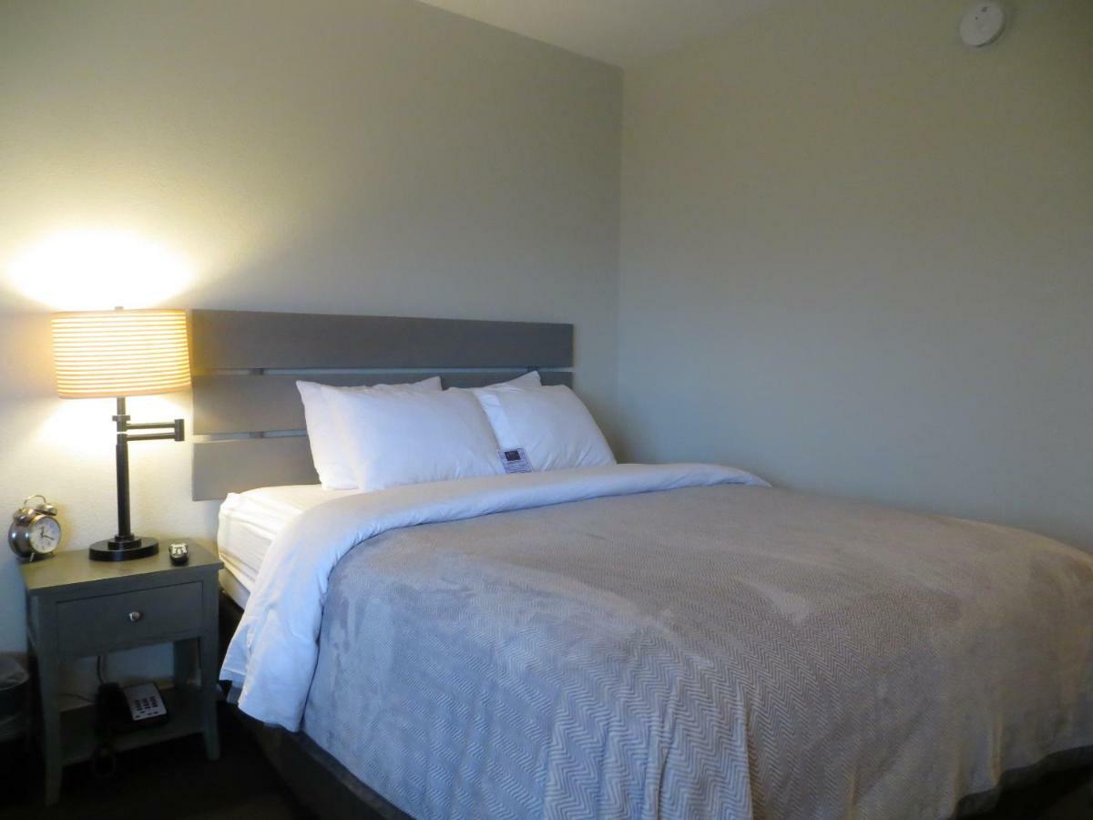 Brio Beach Inn Traverse City Extérieur photo