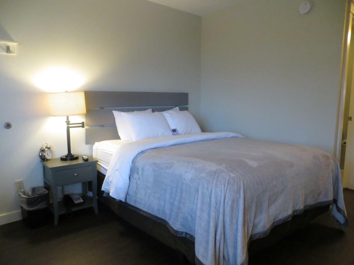 Brio Beach Inn Traverse City Extérieur photo