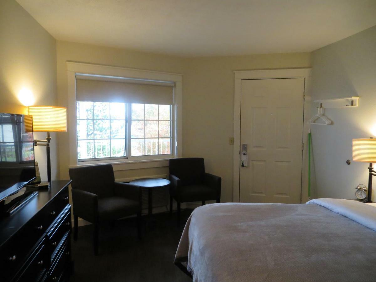 Brio Beach Inn Traverse City Extérieur photo