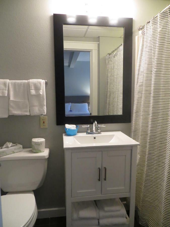 Brio Beach Inn Traverse City Extérieur photo