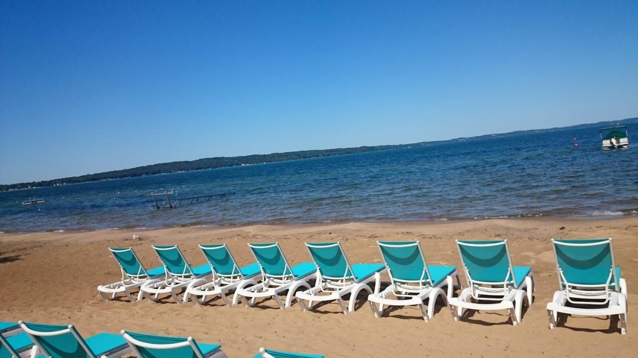 Brio Beach Inn Traverse City Extérieur photo