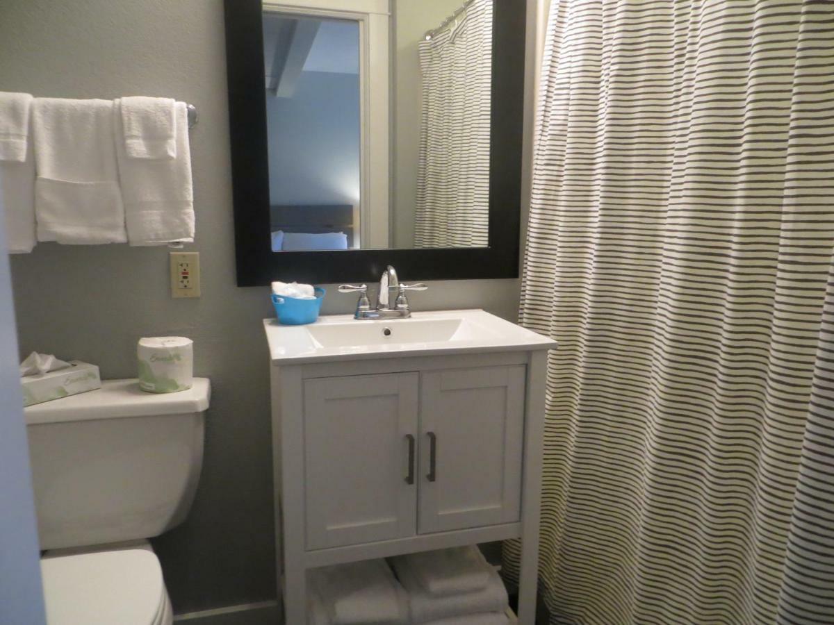 Brio Beach Inn Traverse City Extérieur photo